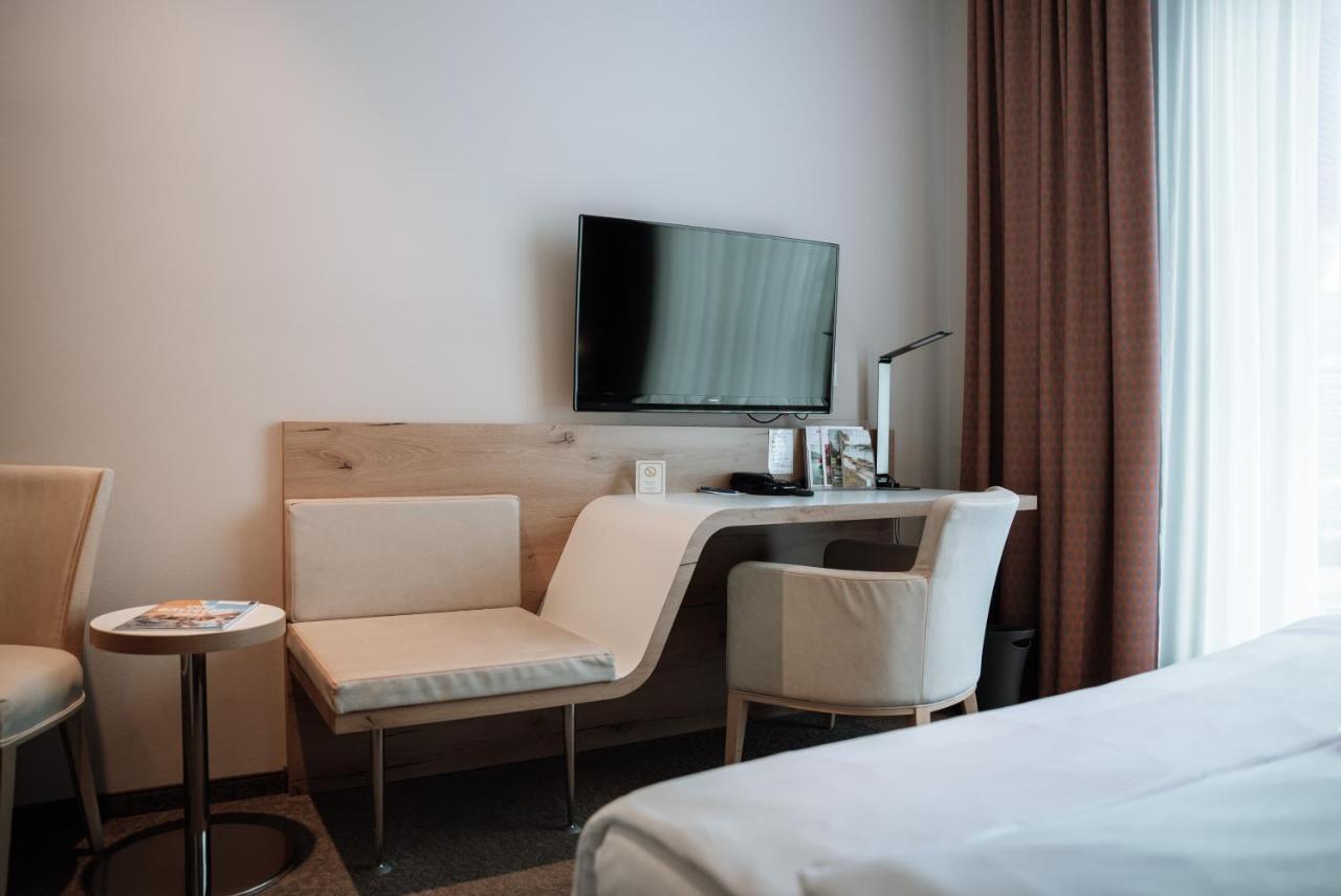Centrale Hotel Und Restaurant Waldkraiburg Eksteriør billede